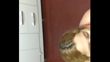 Loirinha pagando um boquete delicioso