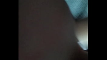 Pendeja se toca mientras se la meto