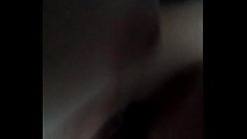 Pendeja se toca mientras se la meto