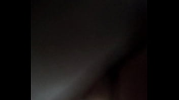 Pendeja se toca mientras se la meto