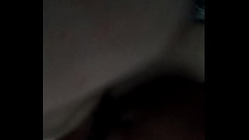 Pendeja se toca mientras se la meto