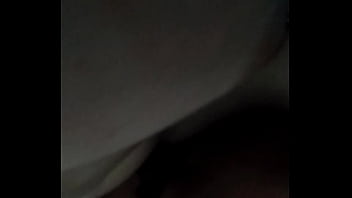 Pendeja se toca mientras se la meto