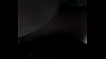 Pendeja se toca mientras se la meto