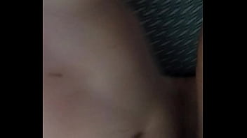 Pendeja se toca mientras se la meto