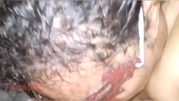 Socando a mão no rabo da puta