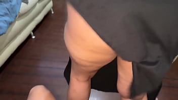 Me tocó la verga frente a la vecina culona y ella no puede aguantar las ganas