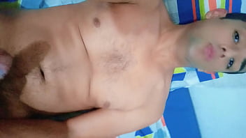 Novinho Dotado Batendo Uma Punheta E Jorrando Muito Leite De Seu Pauzão Grosso thumbnail