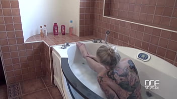 Toe sucking and pussy licking as babes rip pantyhose open