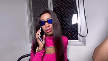 Três amigos bem novinhos cheio de fogo dividem a rola grande de um negão