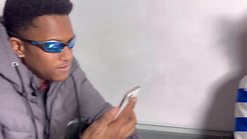 Três amigos bem novinhos cheio de fogo dividem a rola grande de um negão