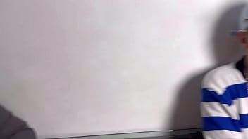 Três amigos bem novinhos cheio de fogo dividem a rola grande de um negão