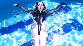 Latex body underwater jessica bunny