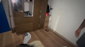 Assisti meu amigo comendo minha namorada e sua enteada pela primeira vez