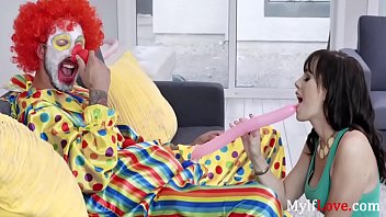 Clown Gets Blown By Milf thumbnail