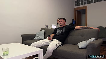 Le invita a su casa a ver una peli y se lo folla