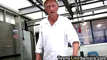 Old chef seduced slutty brunette teen into banging