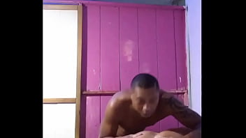 A troca inusitada do chuveiro e chá de buceta