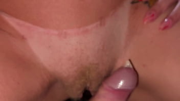 Pegaram todos os machos pirocudos na praça e levaram para o carro 2 casadas deliciosas apos a entrevista do topcast ficaram cheias de tesao com os machos rodeando e fuderam na rua mesmo