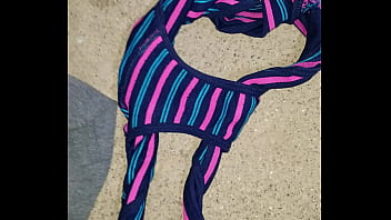 Mi esposa se ducho y me dejo su lindo calzon sucio