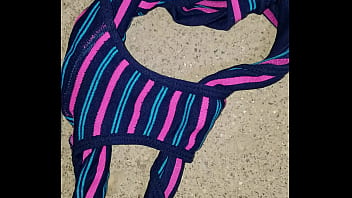 Mi esposa se ducho y me dejo su lindo calzon sucio