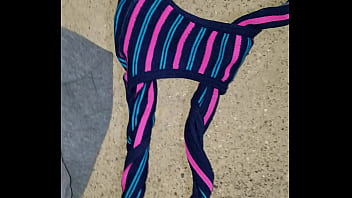 Mi esposa se ducho y me dejo su lindo calzon sucio