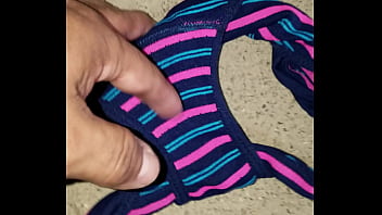 Mi esposa se ducho y me dejo su lindo calzon sucio