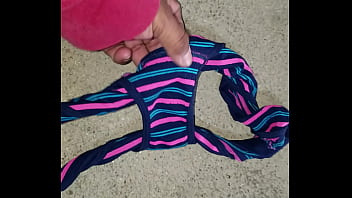 Mi esposa se ducho y me dejo su lindo calzon sucio