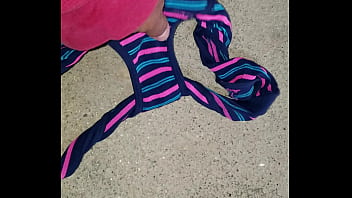 Mi esposa se ducho y me dejo su lindo calzon sucio