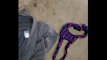 Mi esposa se ducho y me dejo su lindo calzon sucio