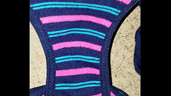 Mi esposa se ducho y me dejo su lindo calzon sucio