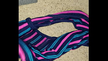 Mi esposa se ducho y me dejo su lindo calzon sucio