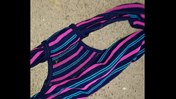 Mi esposa se ducho y me dejo su lindo calzon sucio