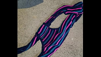 Mi esposa se ducho y me dejo su lindo calzon sucio