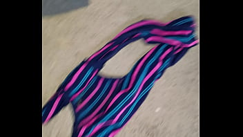 Mi esposa se ducho y me dejo su lindo calzon sucio