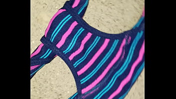 Mi esposa se ducho y me dejo su lindo calzon sucio