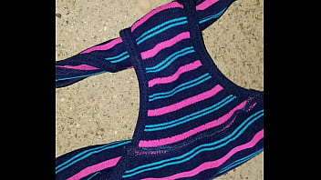 Mi esposa se ducho y me dejo su lindo calzon sucio