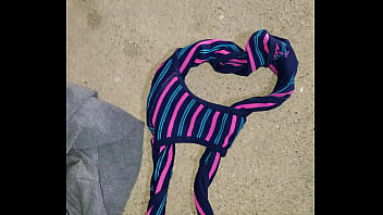 Mi esposa se ducho y me dejo su lindo calzon sucio