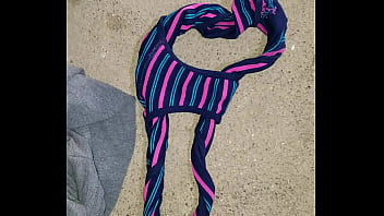 Mi esposa se ducho y me dejo su lindo calzon sucio