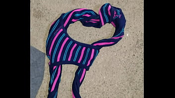 Mi esposa se ducho y me dejo su lindo calzon sucio