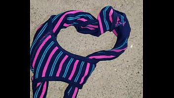 Mi esposa se ducho y me dejo su lindo calzon sucio