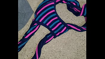 Mi esposa se ducho y me dejo su lindo calzon sucio