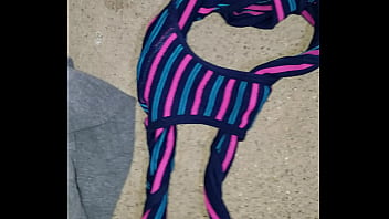 Mi esposa se ducho y me dejo su lindo calzon sucio