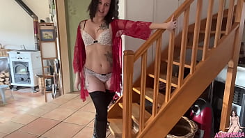 Petit extrait de ma dernière vidéo bien hot un strip des plus coquins