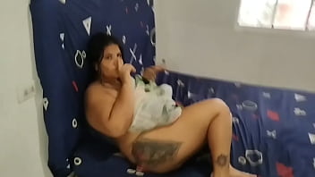 Mi padrastro quiere ver mi coño peludo se lo enseño y me masturbo hasta llegar a un delicioso orgasmo