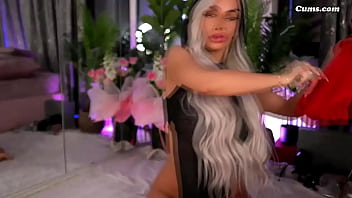 Sophiemeave toying her pussy