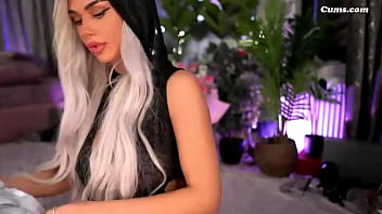 Sophiemeave toying her pussy