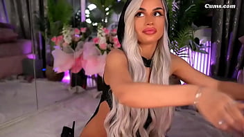 Sophiemeave toying her pussy