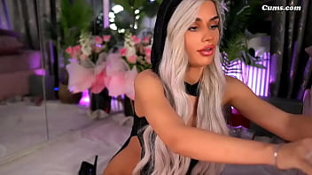 Sophiemeave toying her pussy