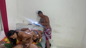 Filmei minha mulher dando para comedor dotado com piroca de 22cm a safada ficou toda arrombadinha completo no red