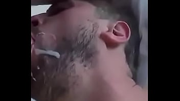 Machão Tomando O Leite Do Café Da Manhã Na Cama thumbnail